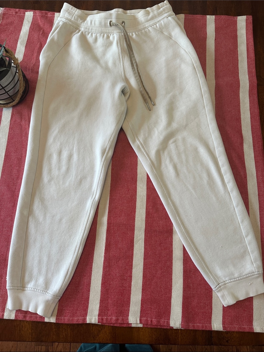 Lululemon Women’s Scuba Joggers Light Ivory with contrast thread and logo Sz8